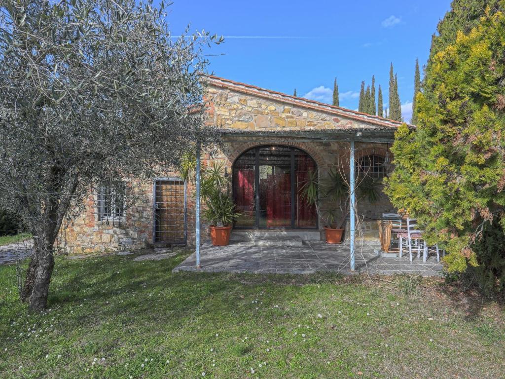 ein Steinhaus mit einer Terrasse im Hof in der Unterkunft Holiday Home Il Casino by Interhome in San Donato in Poggio