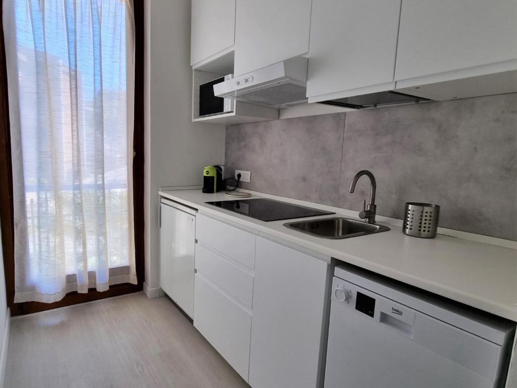 Kuchnia lub aneks kuchenny w obiekcie Apartment Hermitage-5 by Interhome