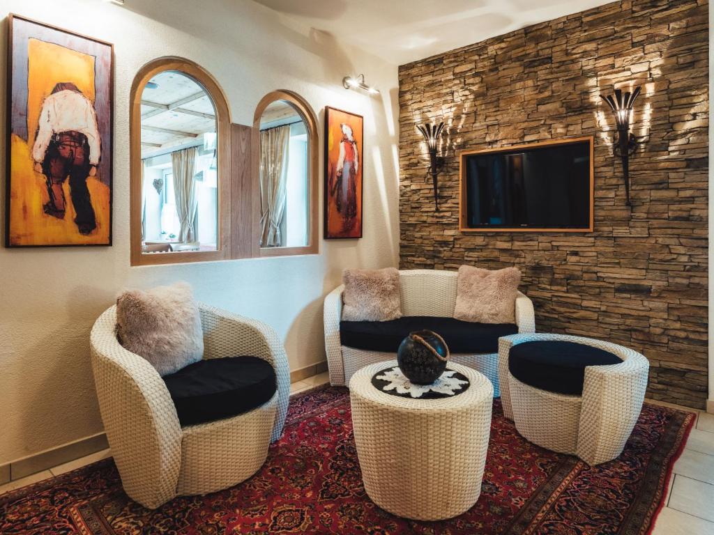 Televízia a/alebo spoločenská miestnosť v ubytovaní Apartment Ladis-8 by Interhome