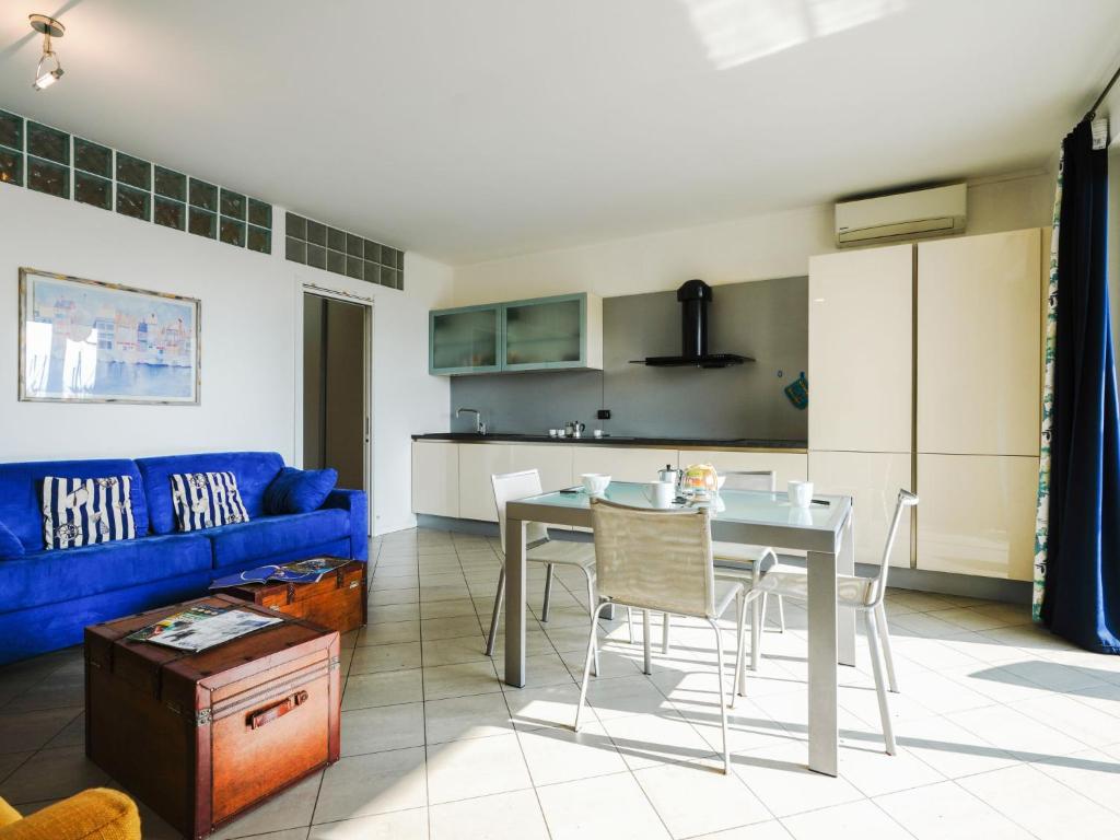 salon ze stołem i niebieską kanapą w obiekcie Apartment Marta by Interhome w mieście Terzorio