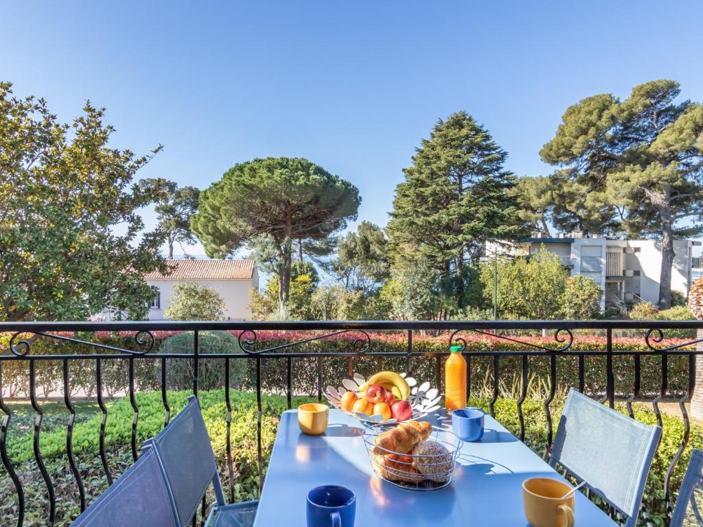 einen Tisch mit einem Obstkorb auf dem Balkon in der Unterkunft Apartment Beau Rivage by Interhome in Carqueiranne