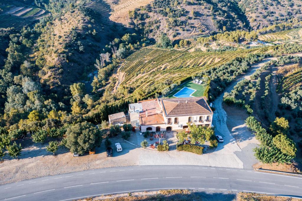 - une vue aérienne sur une maison dans un vignoble dans l'établissement Cassola Del Priorat, à Gratallops