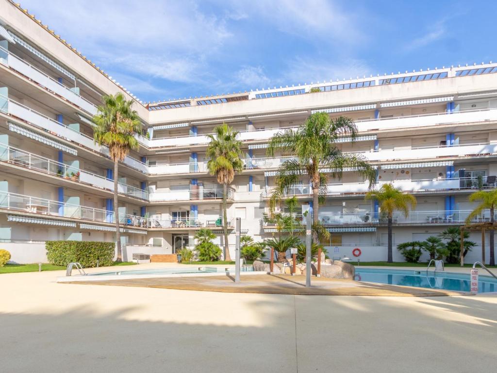 Bazén v ubytovaní Apartment Port Canigó-8 by Interhome alebo v jeho blízkosti