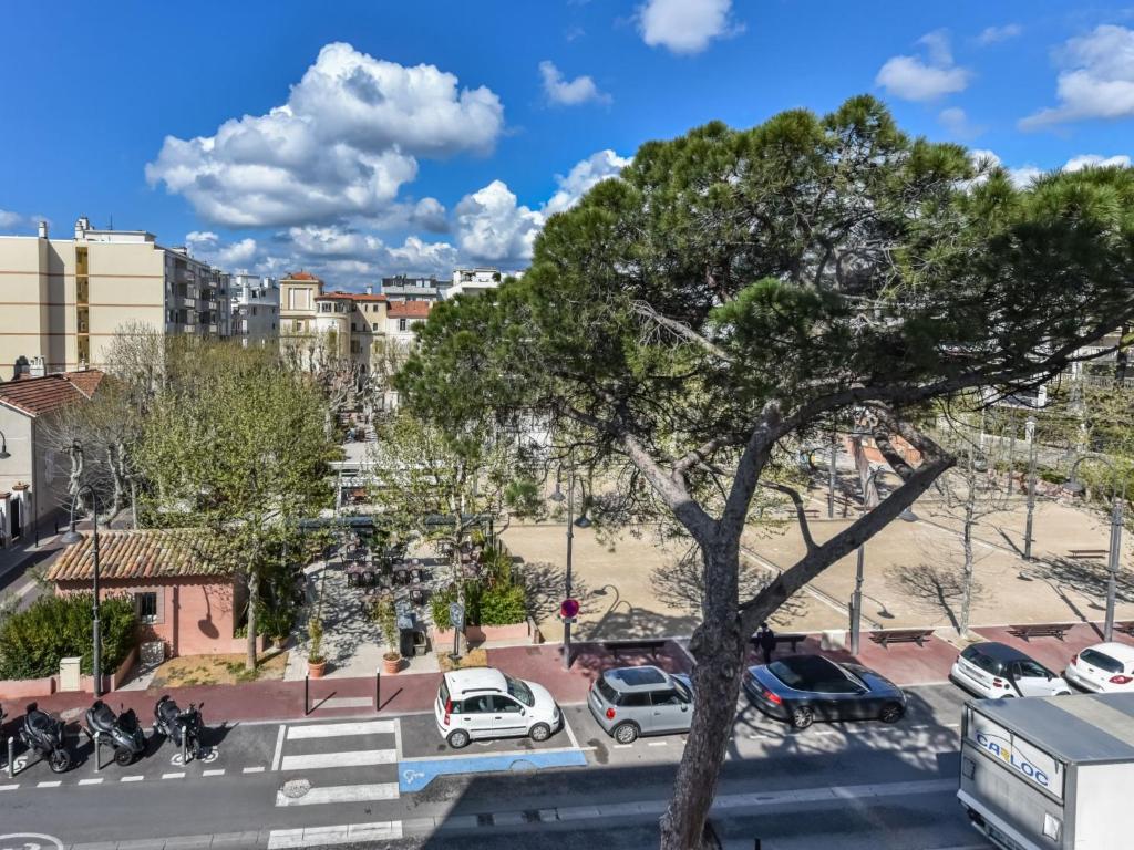 - une vue sur une rue de la ville avec des voitures et un arbre dans l'établissement Apartment La Brise by Interhome, à Cannes
