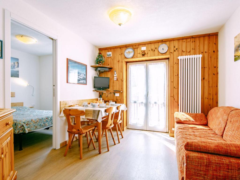 een eetkamer en een woonkamer met een tafel en stoelen bij Apartment Ciampac by Interhome in Alba di Canazei