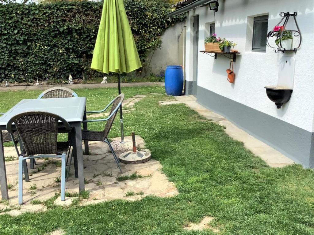 Zahrada ubytování Holiday Home Bungalow Leopoldau by Interhome