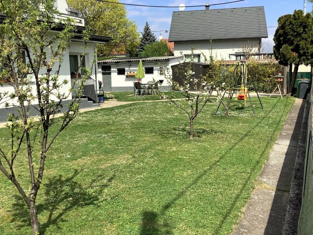 Zahrada ubytování Holiday Home Bungalow Leopoldau by Interhome