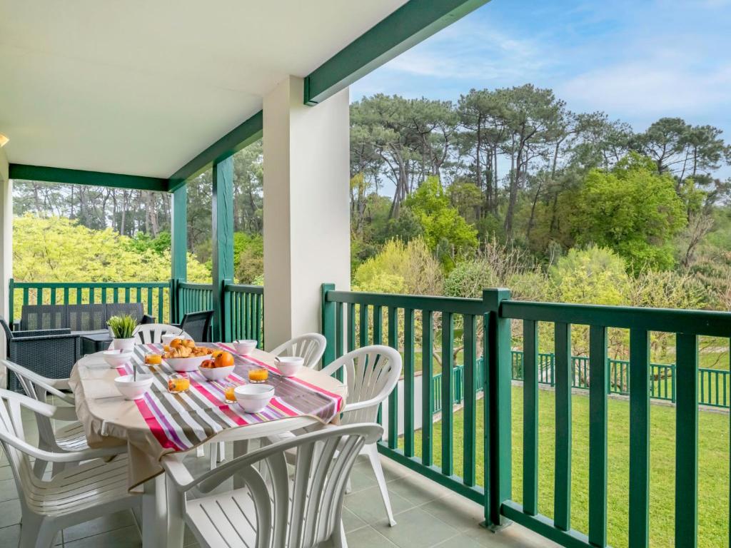 d'une table et de chaises sur un balcon avec vue. dans l'établissement Apartment Domaine Iratzia by Interhome, à Saint-Jean-de-Luz