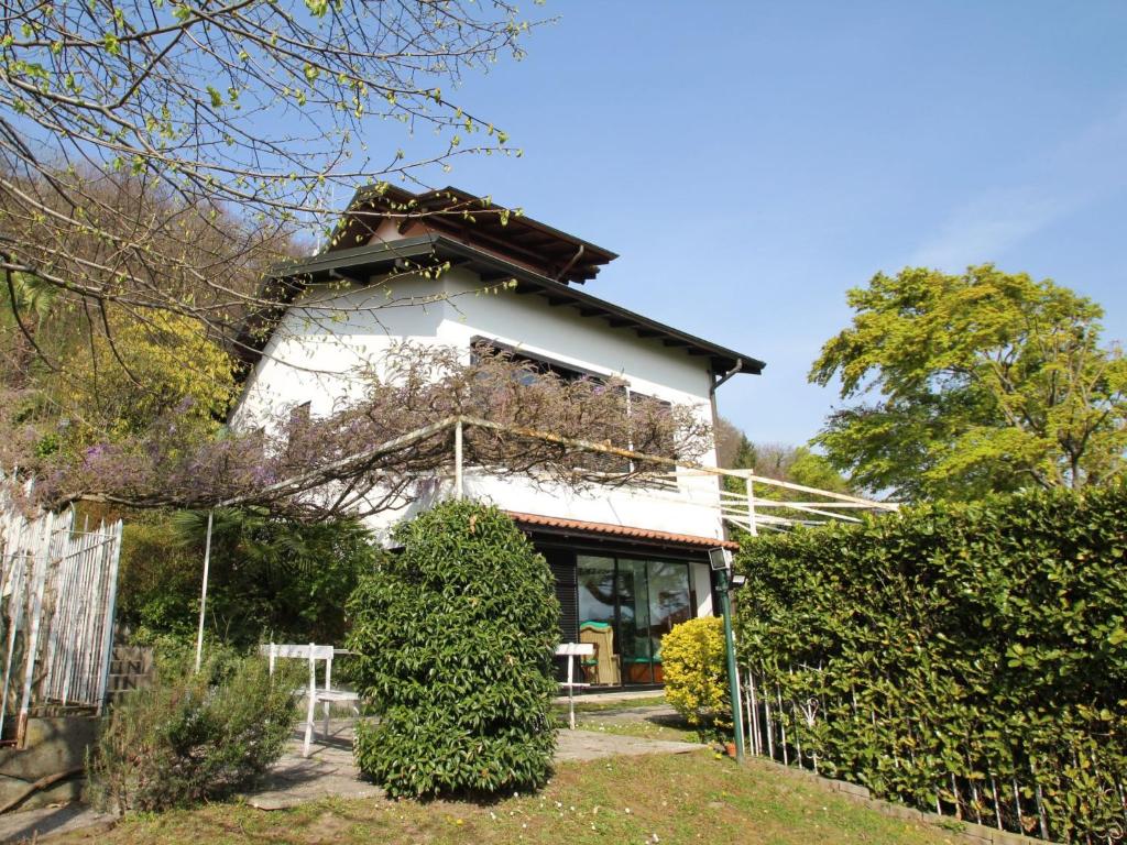 ein weißes Haus mit Büschen davor in der Unterkunft Holiday Home Pietro by Interhome in Stresa