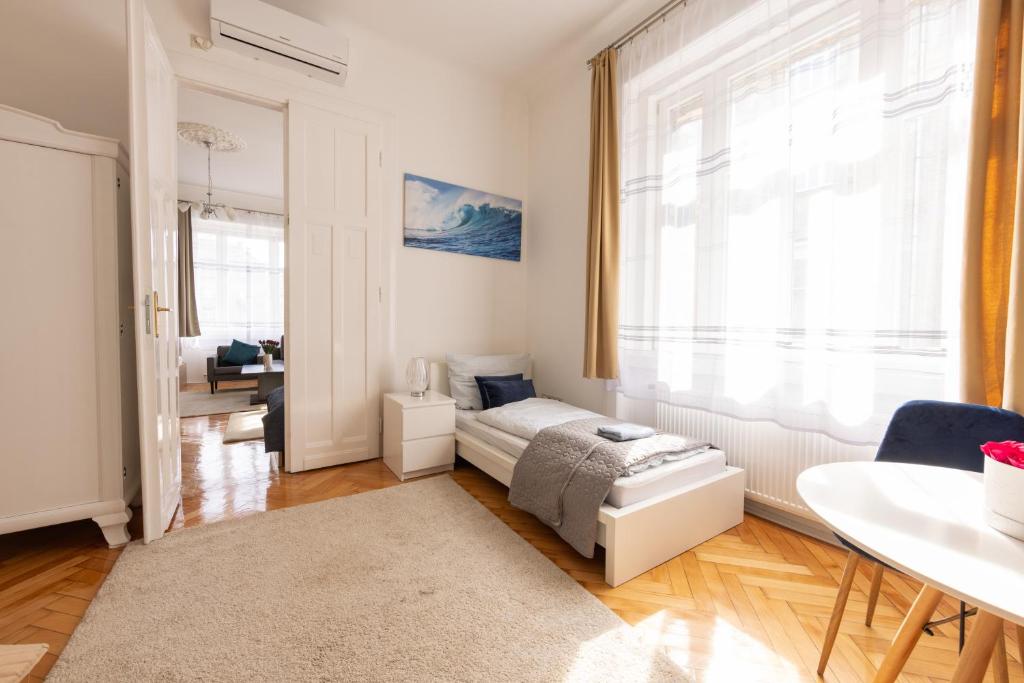 Posteľ alebo postele v izbe v ubytovaní Corvin Residence