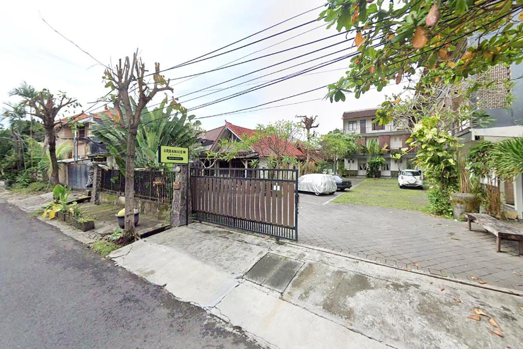 una calle con una puerta en un barrio residencial en Urbanview Hotel Wayan Mansion, en Denpasar