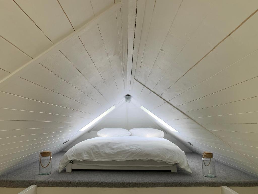 Un pat sau paturi într-o cameră la The Nest