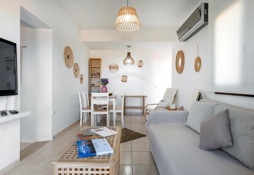 Telewizja i/lub zestaw kina domowego w obiekcie Memi Beach front Villa