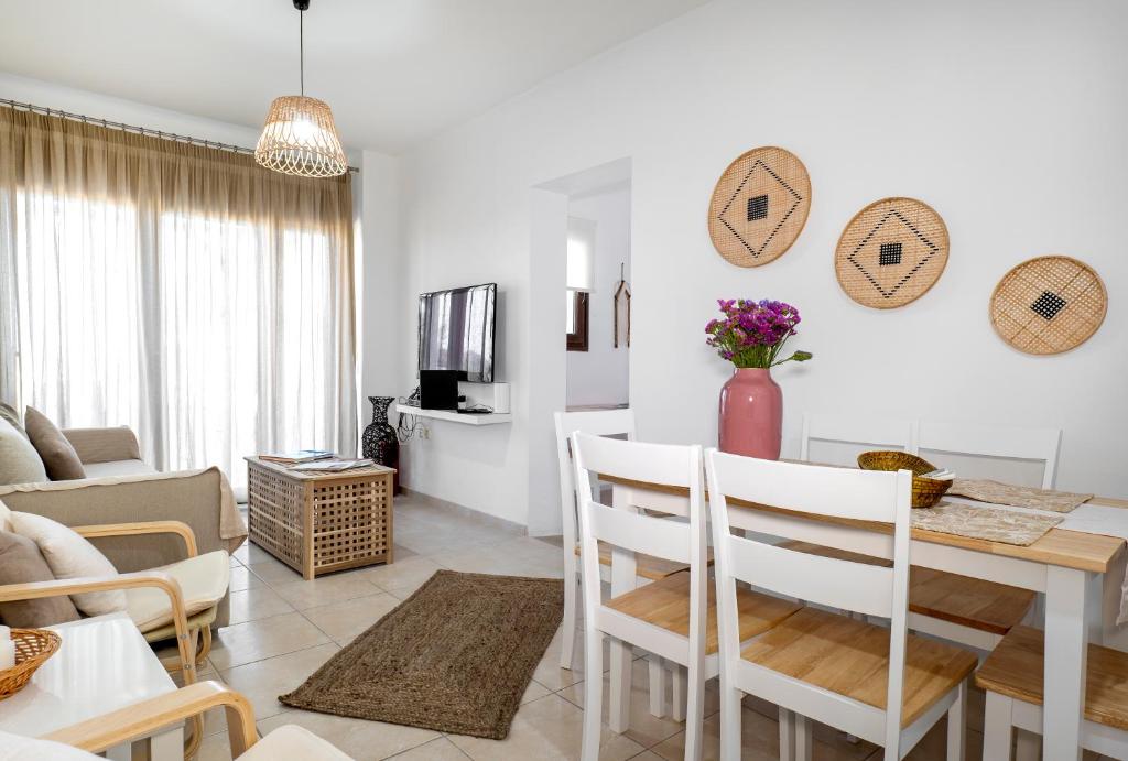 Telewizja i/lub zestaw kina domowego w obiekcie Memi Beach front Villa