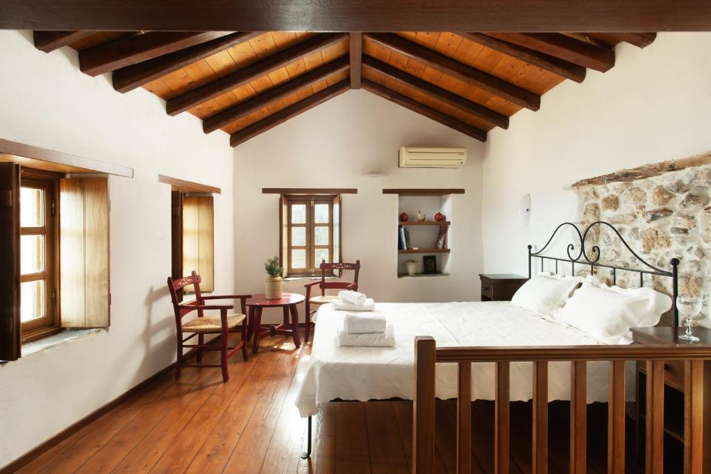 モネンバシアにあるRodi Houseのベッドルーム1室(ベッド1台、テーブル、椅子付)
