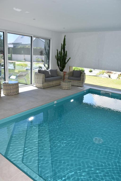 una piscina de agua azul en una casa en Mon petit coin de Bretagne, en Riantec