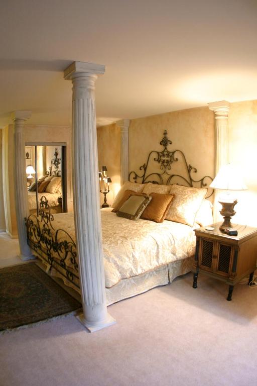 Historic Michabelle Inn - King Suite