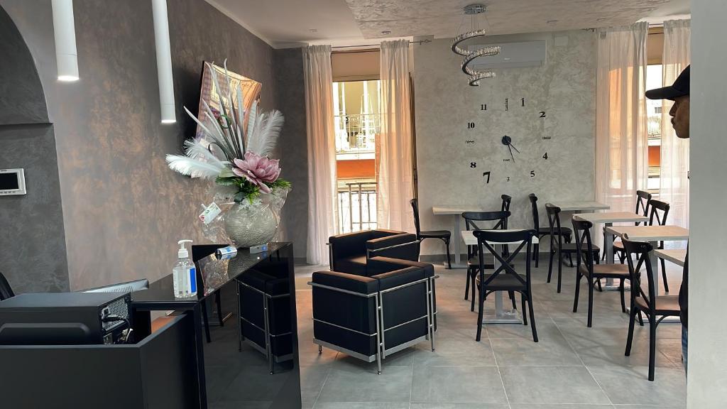 restauracja ze stołami i krzesłami w pokoju w obiekcie Hotel Poker w mieście Neapol