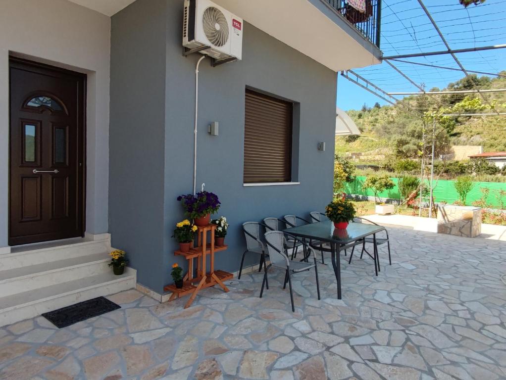Patio alebo iná vonkajšia časť ubytovania Syvota Apartments Family