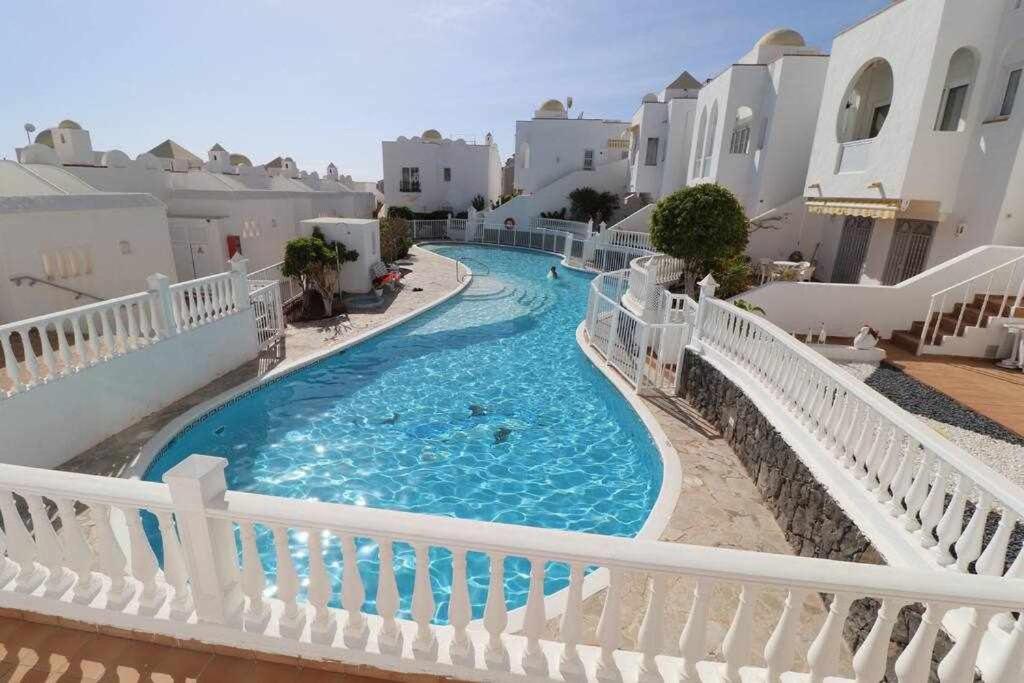 una piscina en un balcón con edificios blancos en Callao Salvaje Villa15 by Tenerife Rental and Sales, en Callao Salvaje