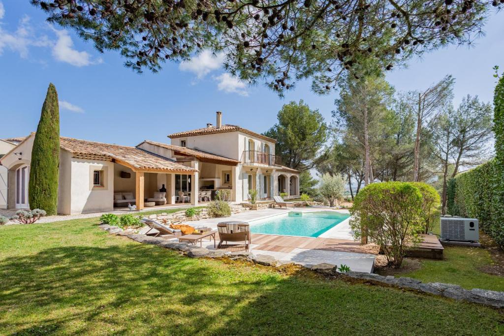 a house with a swimming pool in a yard at Le Mas de Suzette in Mallemort