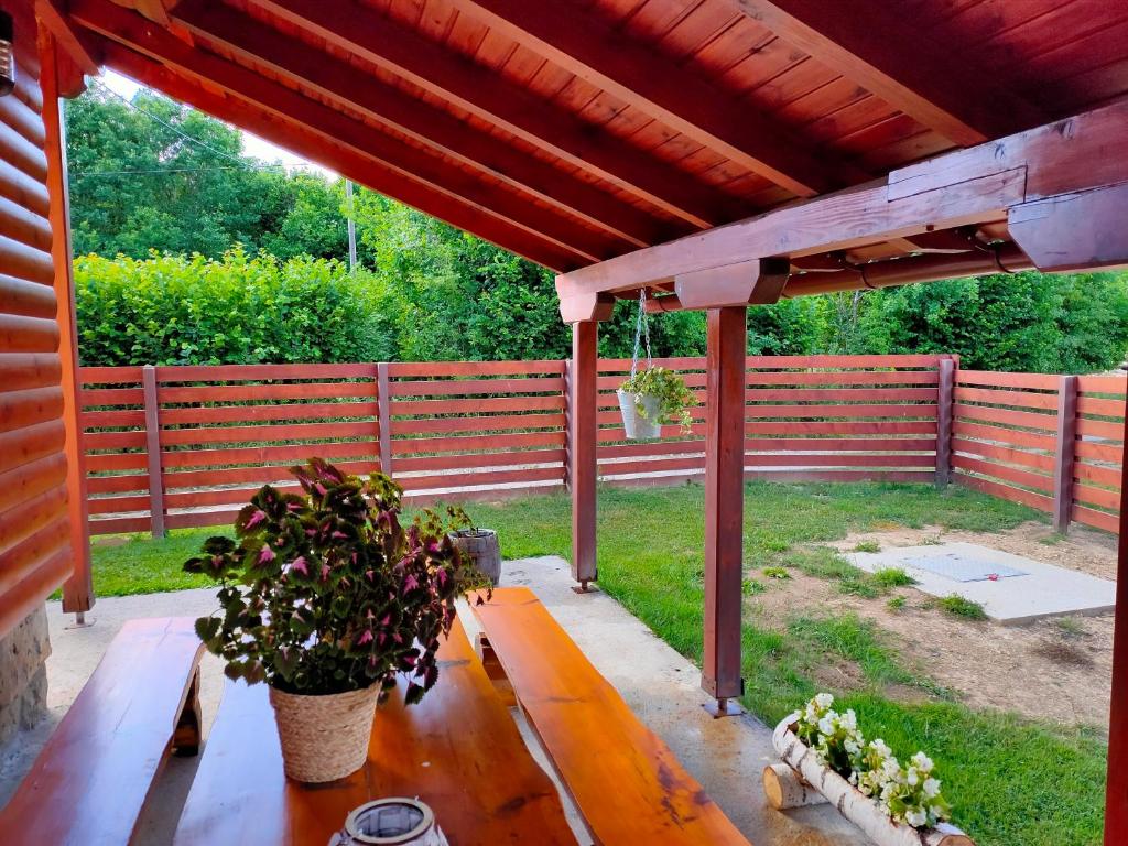 Vonkajšia záhrada v ubytovaní Kuća za odmor Paćan
