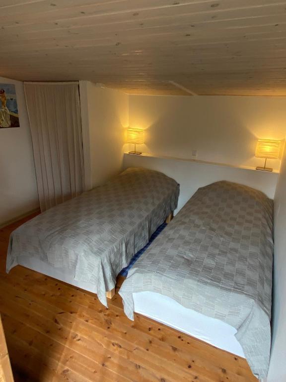 Postel nebo postele na pokoji v ubytování Stuga Oskarshus