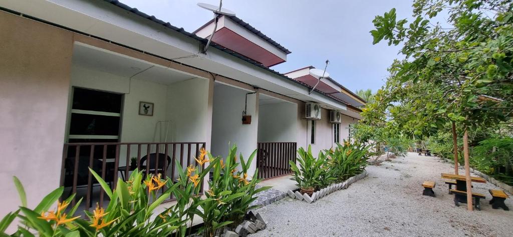 uma casa com um caminho ao lado de um edifício em Seven Stones Langkawi em Pantai Cenang