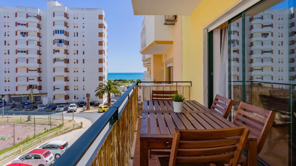 2BDR W AC -2min from beach- by LovelyStay