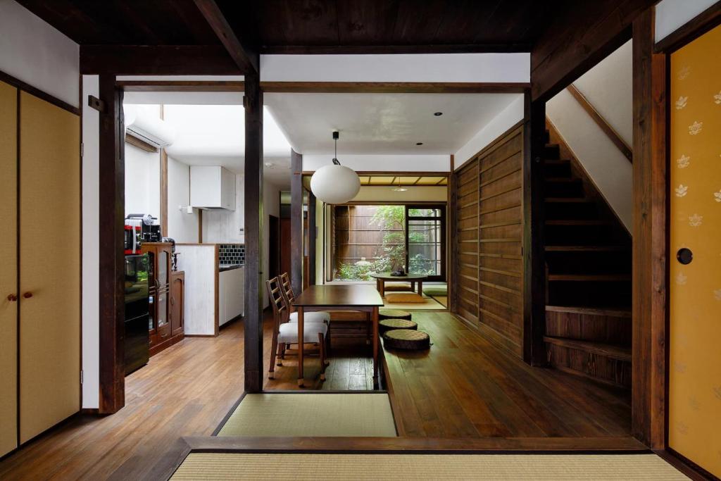 una cocina y comedor con una escalera en una casa en Tachibana an by YADORU KYOTO HANARE en Kioto