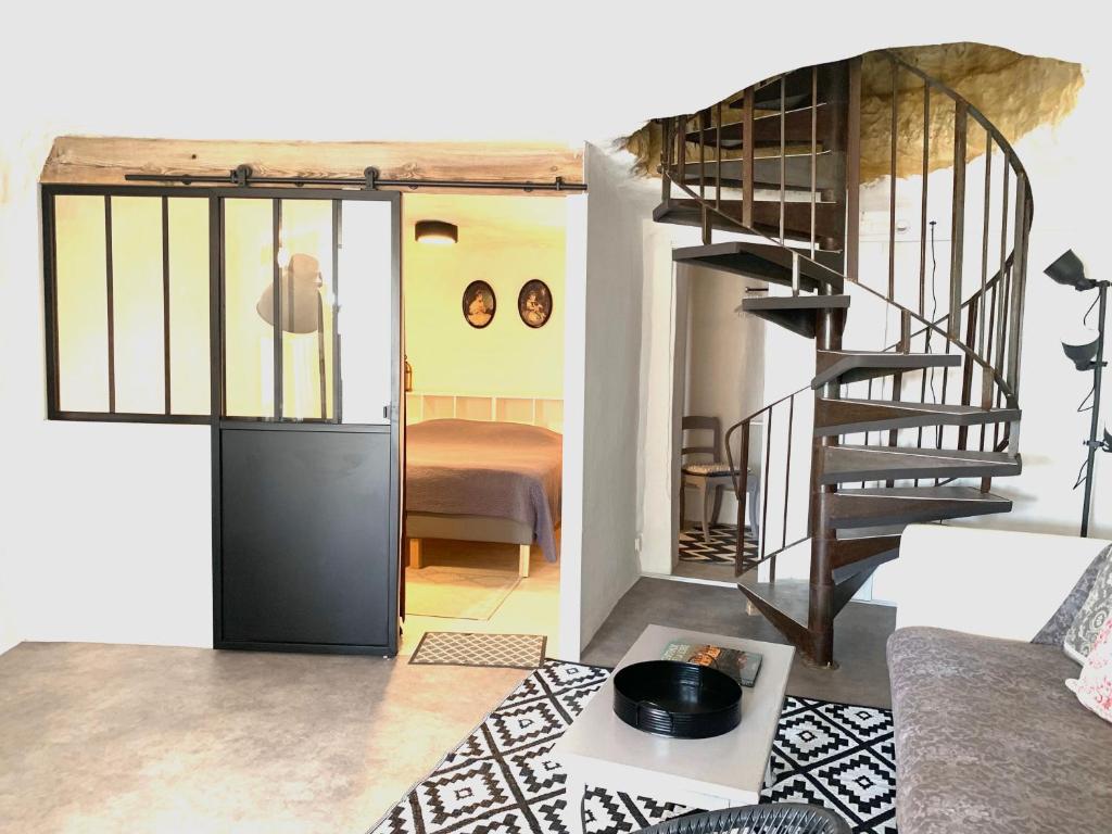Le Laurier في فوفري: غرفة معيشة مع درج حلزوني وغرفة مع سرير