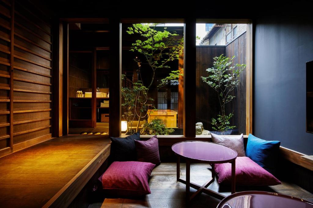 um quarto com uma mesa e cadeiras e uma janela em YADORU KYOTO HANARE Kanade No Yado em Quioto
