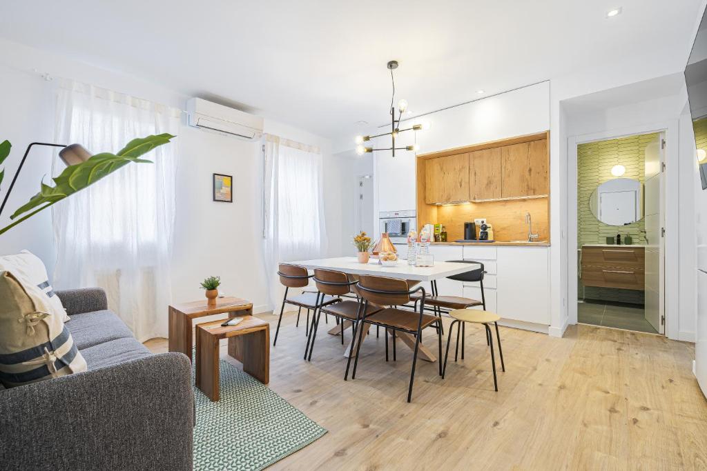 cocina y sala de estar con mesa y sillas en Vallecano Apartments by Olala Homes, en Madrid