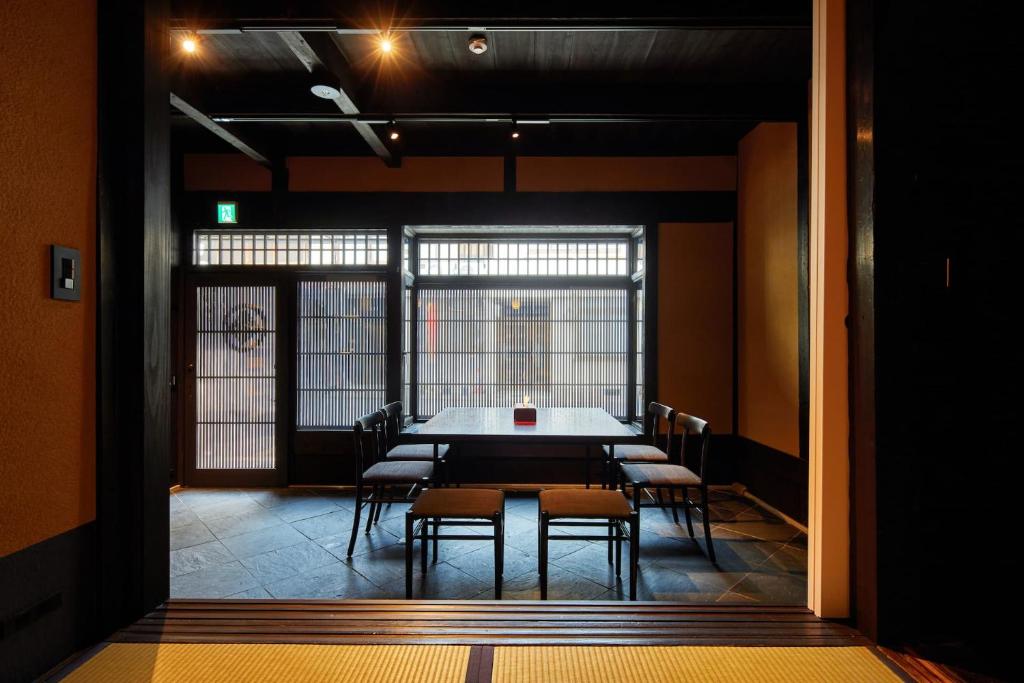 京都的住宿－Kyoto Urushiro Wakasaya by YADORU KYOTO HANARE，一间用餐室,在房间内配有桌椅
