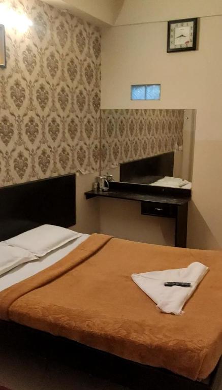 Postel nebo postele na pokoji v ubytování Raj Residency Mysuru