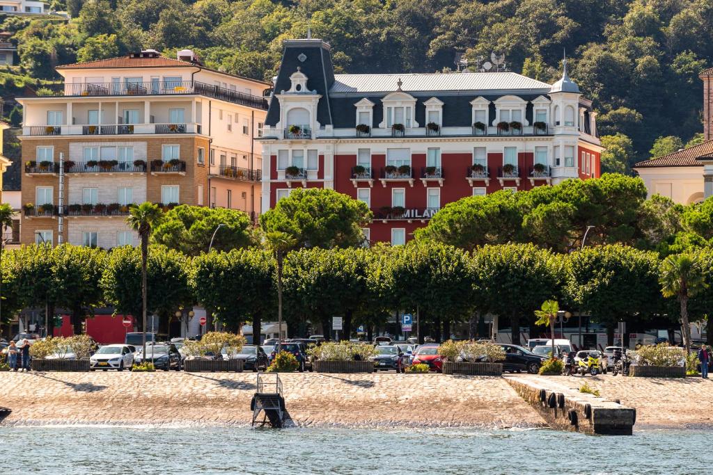 um grande edifício na costa de uma massa de água em Hotel Milan Speranza Au Lac em Stresa