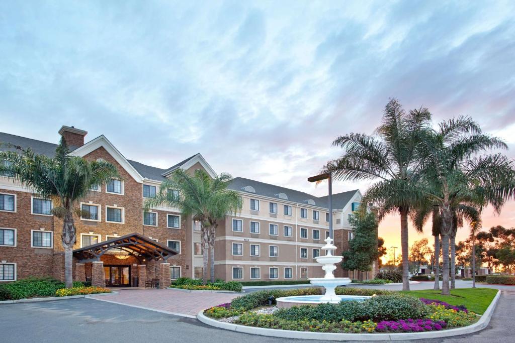 um hotel com uma fonte em frente a um edifício em Sonesta ES Suites San Diego - Sorrento Mesa em Sorrento