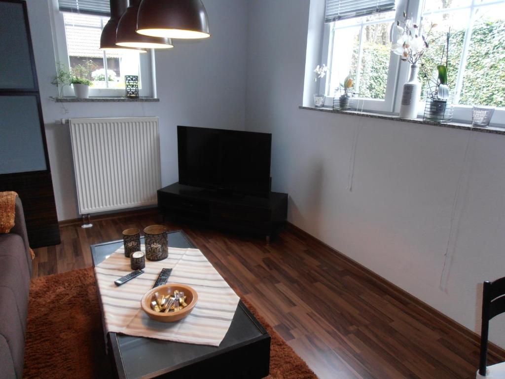 TV a/nebo společenská místnost v ubytování Schöne Moderne Wohnung