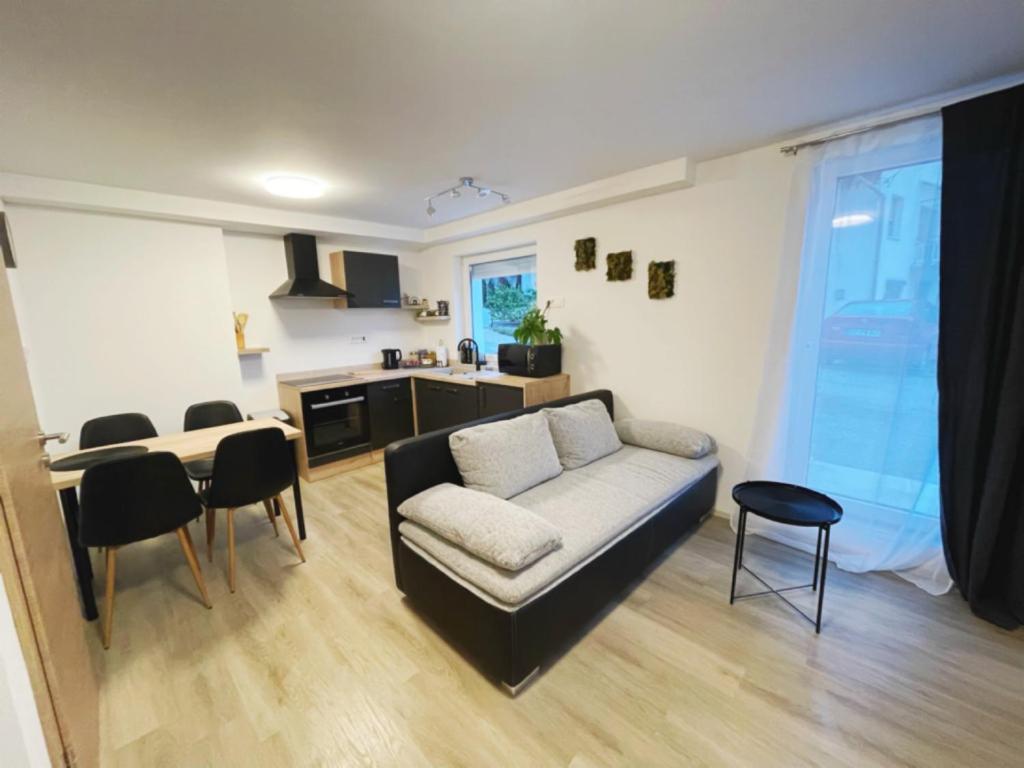 een woonkamer met een bank en een tafel bij Apartma Toni Bovec in Bovec