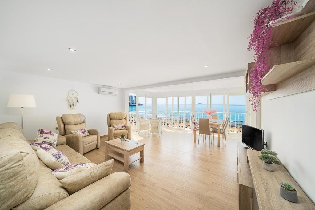 a living room with a couch and chairs and a table at El Rincón Playero de María II TOTALMENTE REFORMADO ABRIL 2022 in Benidorm