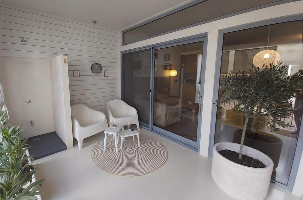 Habitación con silla y mesa en el balcón. en Casinha Secreta - A Gema Escondida da Santa Luzia, en Santa Luzia