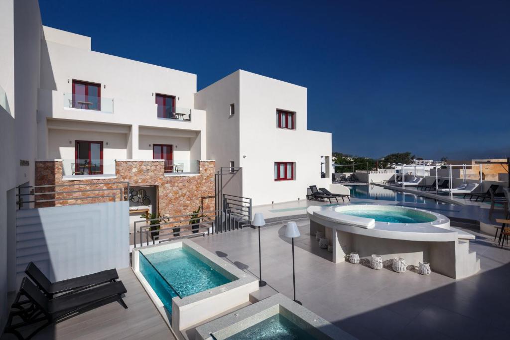 Bazén v ubytování MAR n MAR CROWN HOTEL-SUITES nebo v jeho okolí