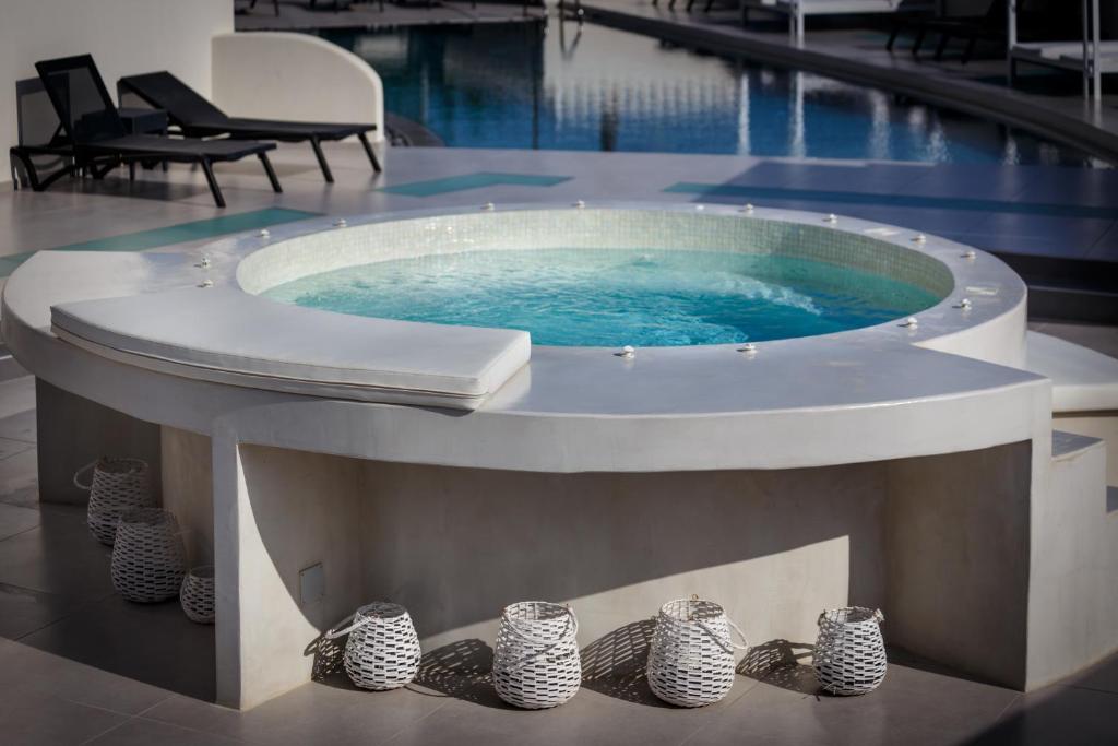Bazén v ubytování MAR n MAR CROWN HOTEL-SUITES nebo v jeho okolí