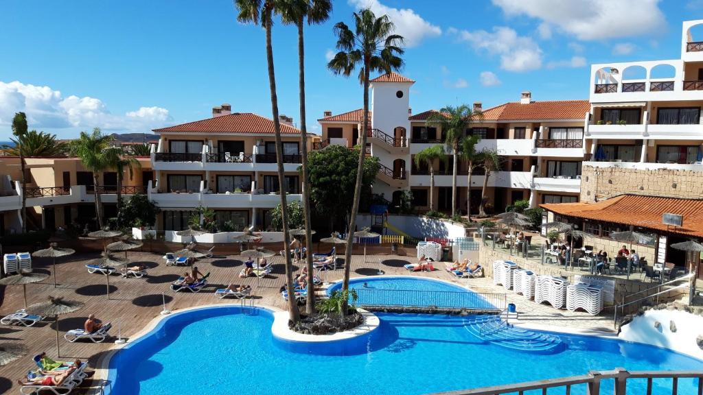 - une vue sur la piscine d'un complexe dans l'établissement Apartment with pool and gardens near the coast, à San Miguel de Abona