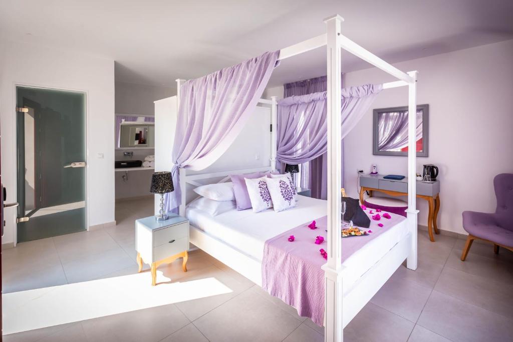 Postel nebo postele na pokoji v ubytování MAR n MAR CROWN HOTEL-SUITES