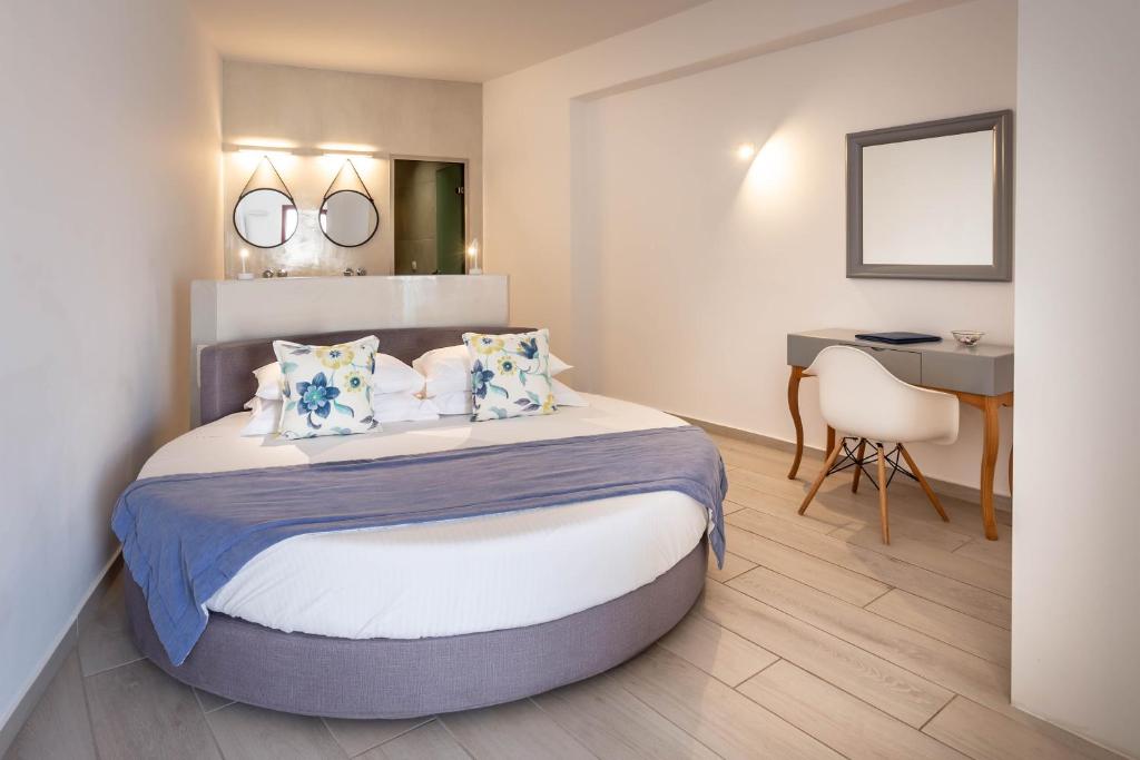 Postel nebo postele na pokoji v ubytování MAR n MAR CROWN HOTEL-SUITES