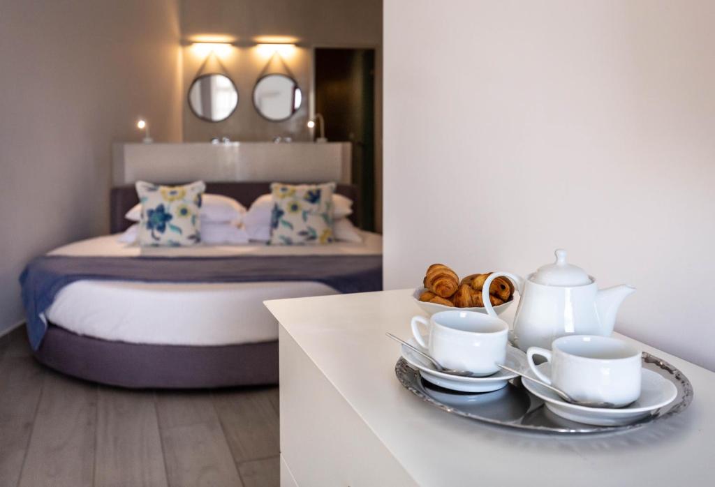 Postel nebo postele na pokoji v ubytování MAR n MAR CROWN HOTEL-SUITES