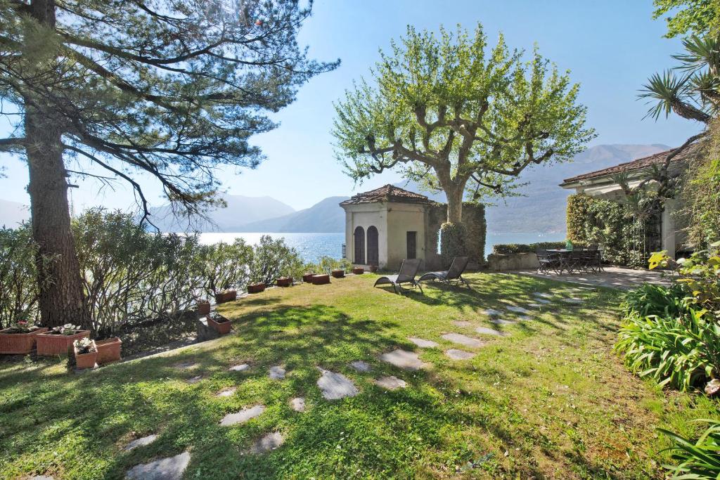 a house with a garden with a view of the water at Villa Cicci e Sandro in Bellano