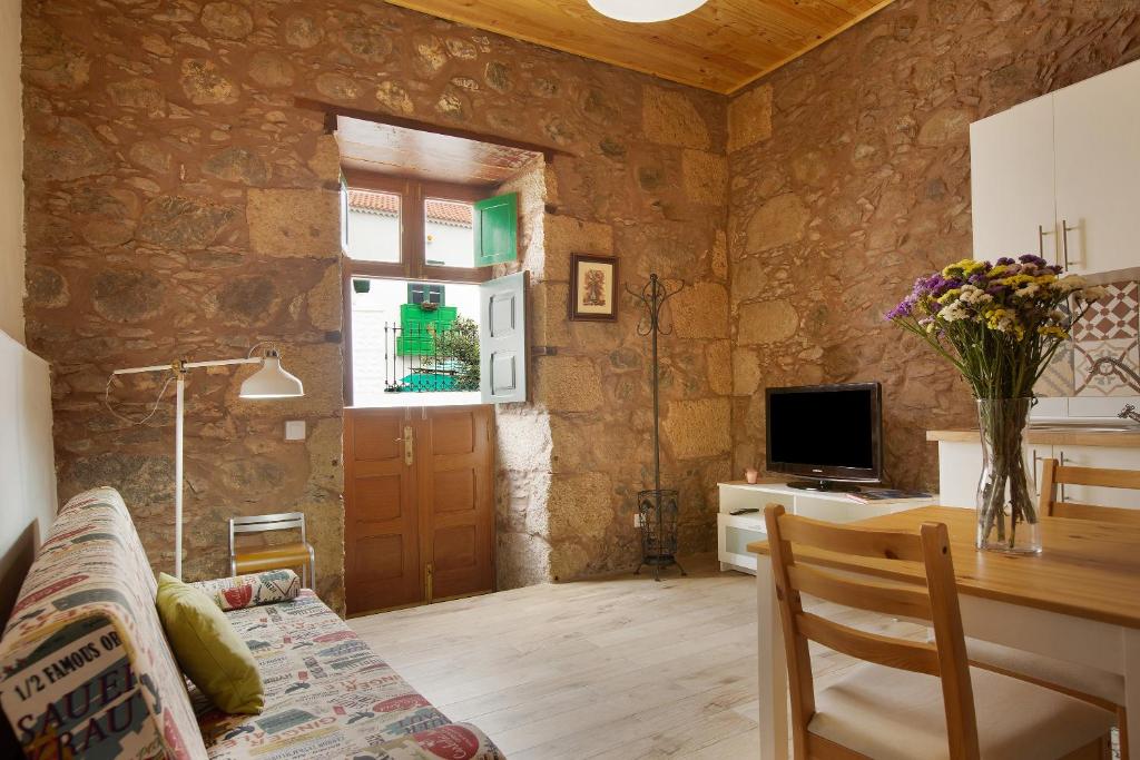 A television and/or entertainment centre at Casa Mamayana