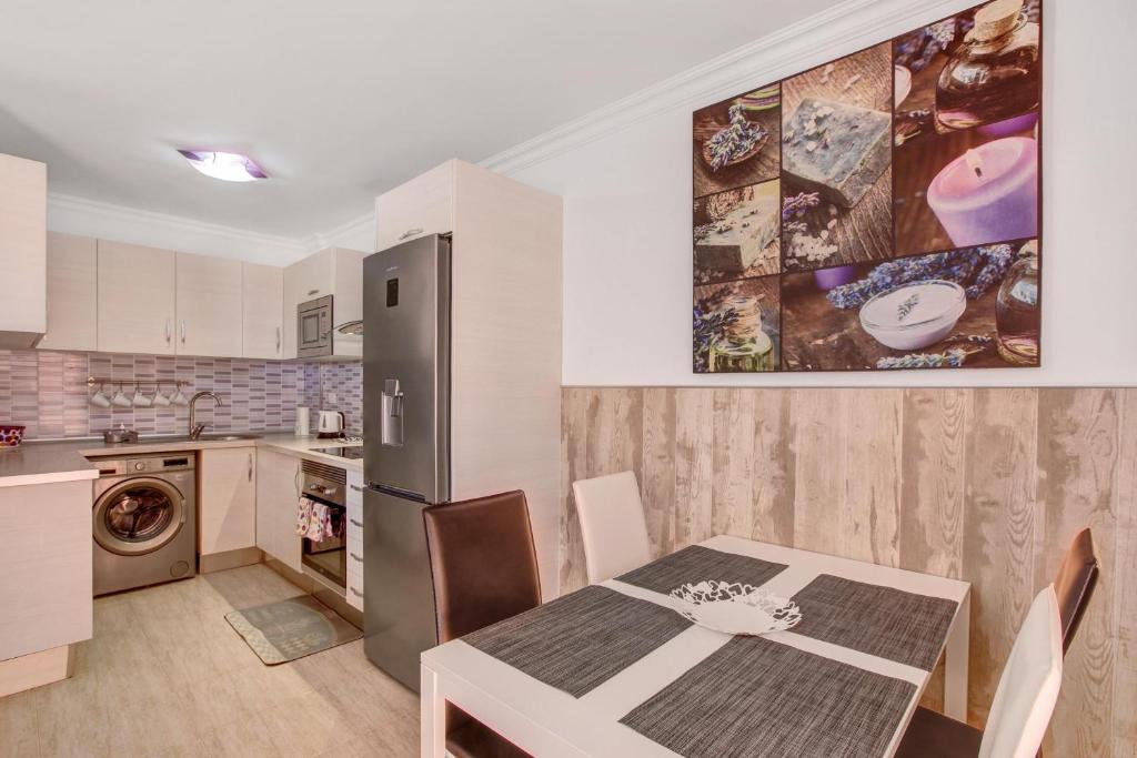 A kitchen or kitchenette at Apartamento Porís